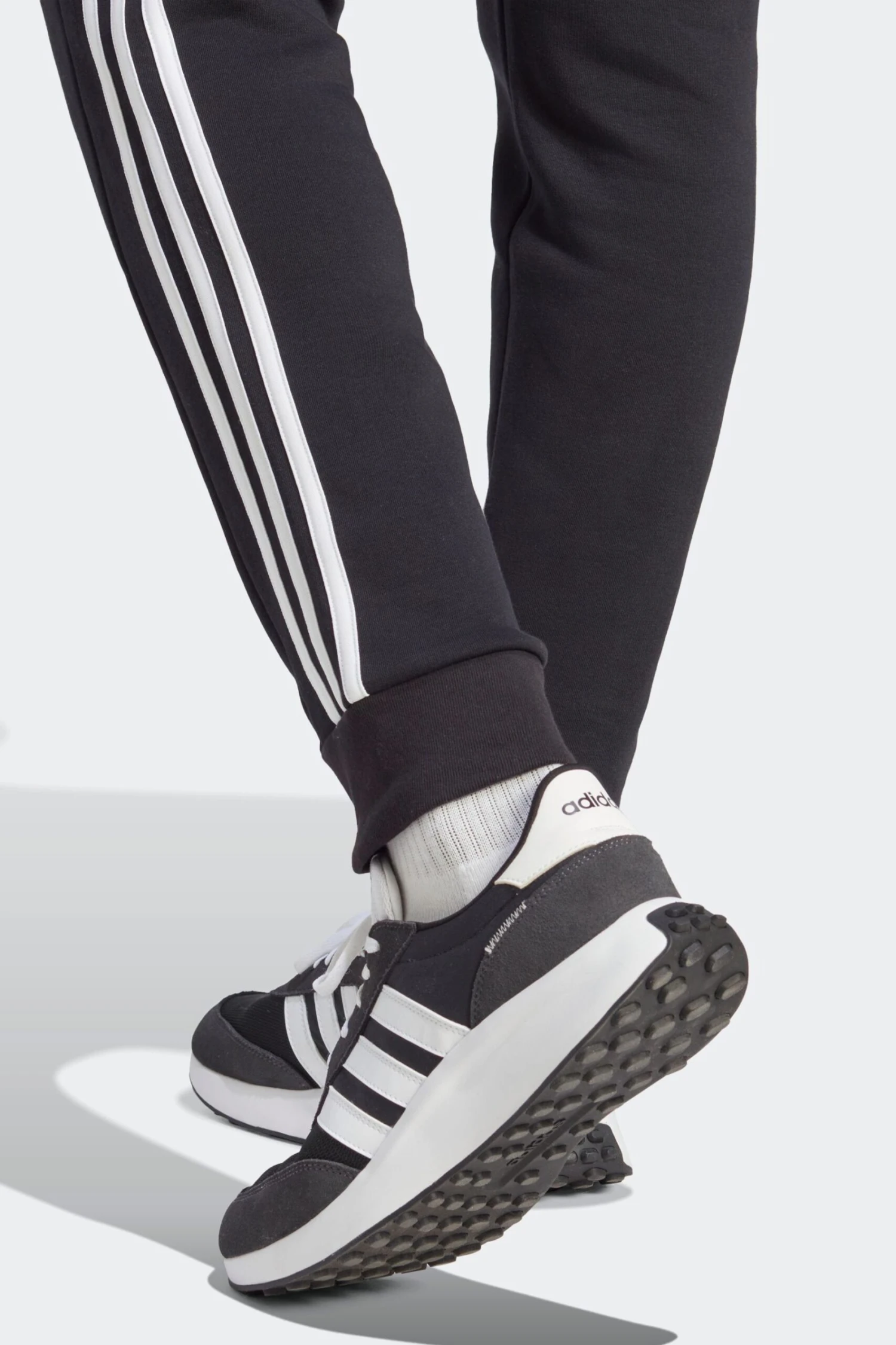 Adidas Black Sportswear Essentials Fleece 3-Stripes Slim-Fit Joggers 5 Adidas Black Sportswear Essentials Fleece 3-Stripes Slim-Fit Joggers - Imagen 5