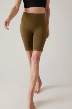 Athleta Black Salutation Stash Cargo 9" Shorts-Negro